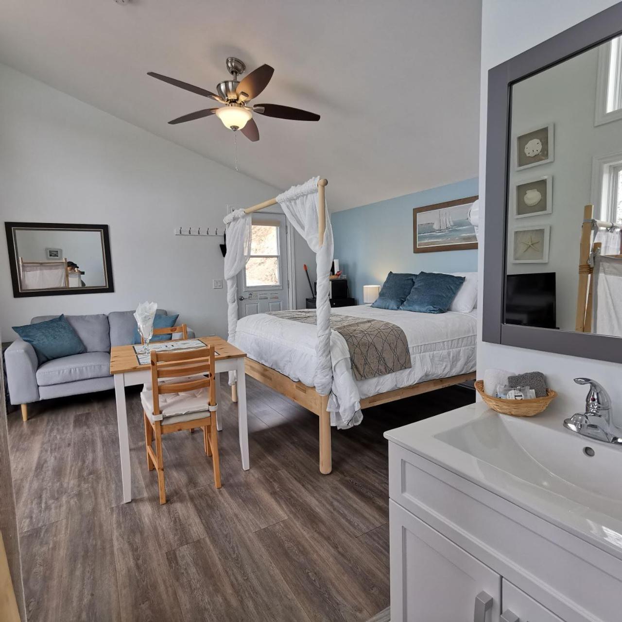 Knotty Pine Ocean Front Suite - Adults Only Ингониш Стая снимка
